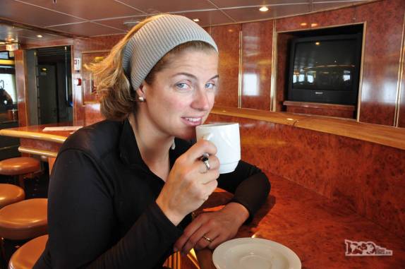 Depois do passeio no frio da ilha de Steeple Jason, no noroeste das Ilhas Malvinas, um chá quente a bordo do Sea Spirit